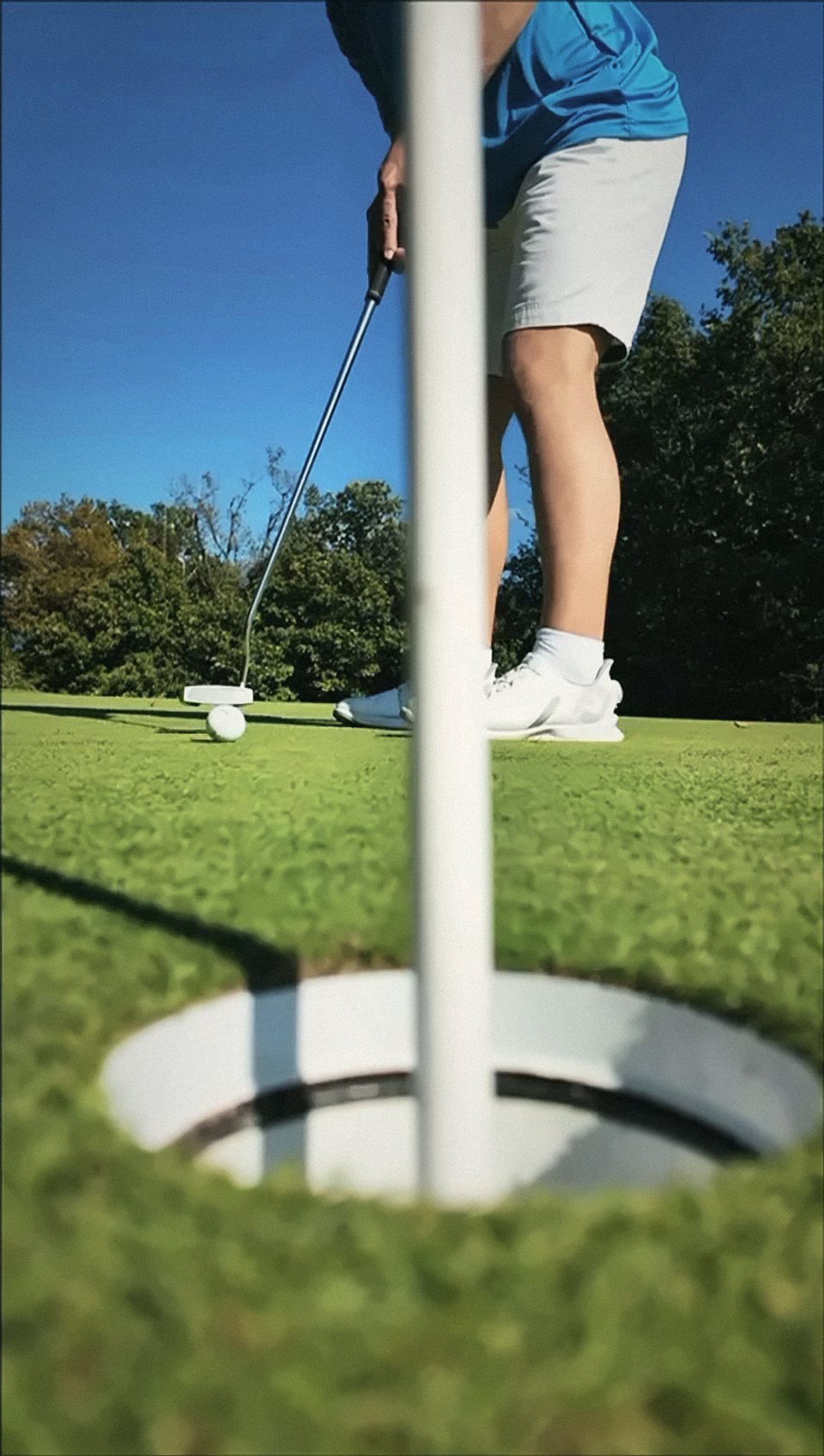 Balle de golf au bord du trou