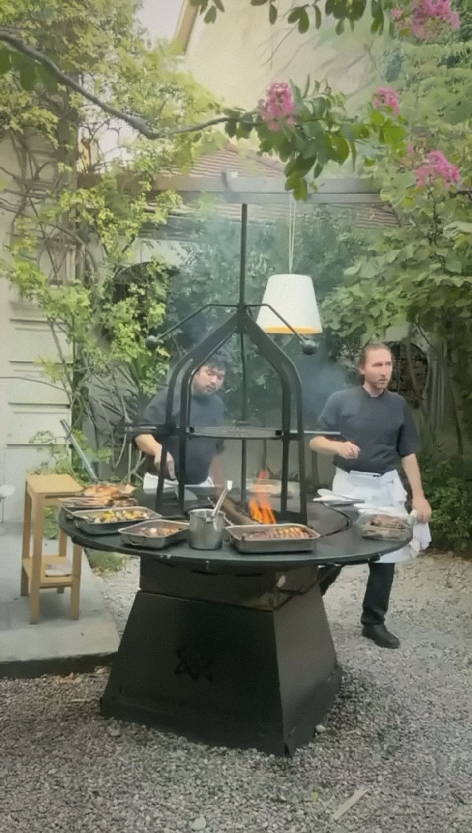 Chef au brasero dans le jardin de la Maison Fantin Latour à Grenoble
