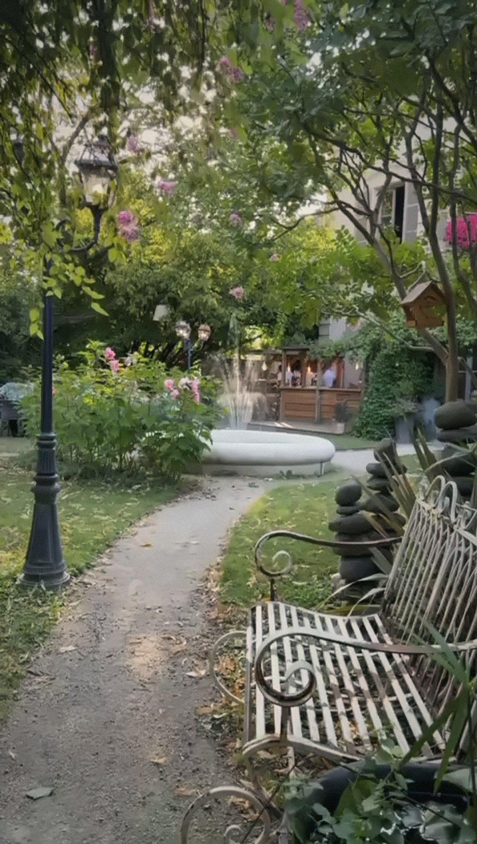 Allée et bancs du jardin d'un restaurant