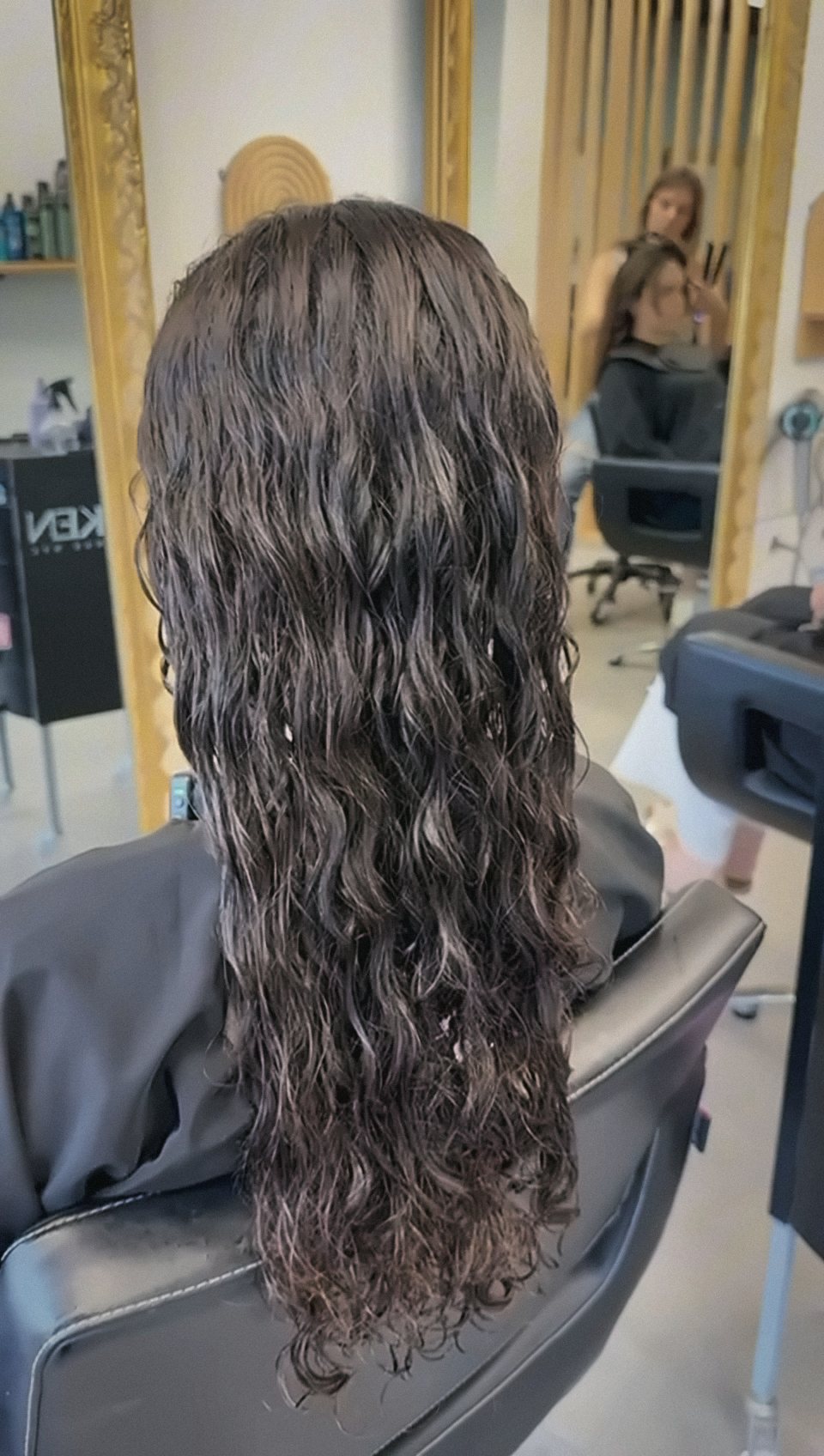 Boucles brunes après le passage au salon